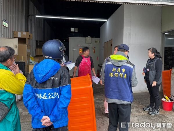 ▲▼ 豬血糕工廠偷排血水入水溝            。（圖／環保局提供）