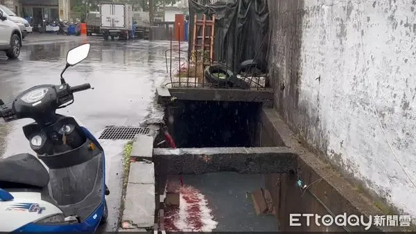 ▲▼ 豬血糕工廠偷排血水入水溝            。（圖／環保局提供）