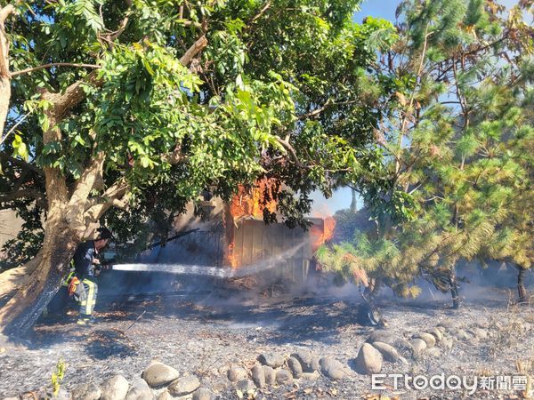 ▲▼霧峰堤防空屋起火濃煙竄天，疑焚燒雜草引起。（圖／民眾提供，下同）