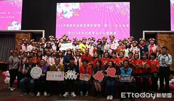 ▲台東縣家庭教育中心於15日在享溫馨會館舉辦「112年推動家庭教育績優團體、個人、志工表揚暨113年家庭教育志工授證典禮」。（圖／記者楊漢聲翻攝）