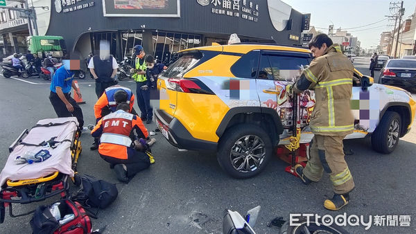 ▲台南市安南區安和路事故現場，消防人員搶救受困計程車車底的機車騎士送醫急救。（圖／民眾提供，下同）