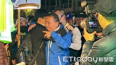 直擊／侯友宜回防新北掃街人氣爆棚！　支持者擠爆菜市場