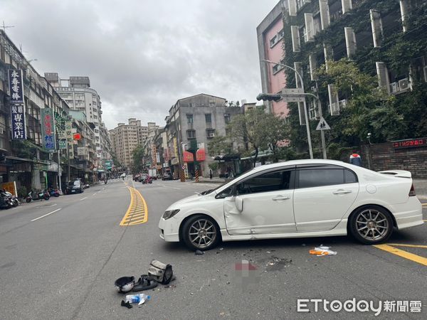 ▲機車騎士煞車不及，攔腰撞上迴轉的轎車。（圖／記者陸運陞攝）