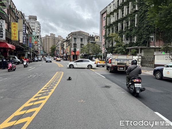 ▲機車騎士煞車不及，攔腰撞上迴轉的轎車。（圖／記者陸運陞攝）