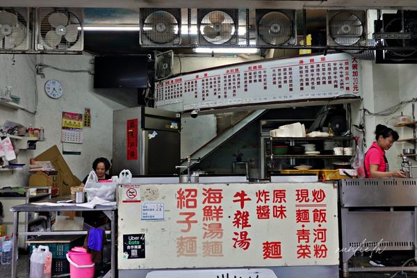 ▲▼台中西區美食，龍華閣川味牛肉麵水餃，大顆飽滿紅油鮮蝦抄手，必點滷花干配靈魂辣椒。（圖／水晶安蹄不務正業過生活提供）