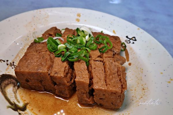 ▲▼台中西區美食，龍華閣川味牛肉麵水餃，大顆飽滿紅油鮮蝦抄手，必點滷花干配靈魂辣椒。（圖／水晶安蹄不務正業過生活提供）