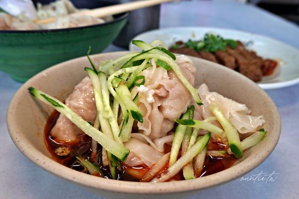 ▲▼台中西區美食，龍華閣川味牛肉麵水餃，大顆飽滿紅油鮮蝦抄手，必點滷花干配靈魂辣椒。（圖／水晶安蹄不務正業過生活提供）