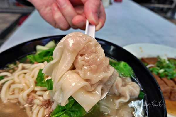 ▲▼台中西區美食，龍華閣川味牛肉麵水餃，大顆飽滿紅油鮮蝦抄手，必點滷花干配靈魂辣椒。（圖／水晶安蹄不務正業過生活提供）