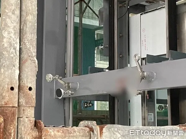 ▲▼新北某國小新設的電梯夾死人             。（圖／記者戴上容翻攝）