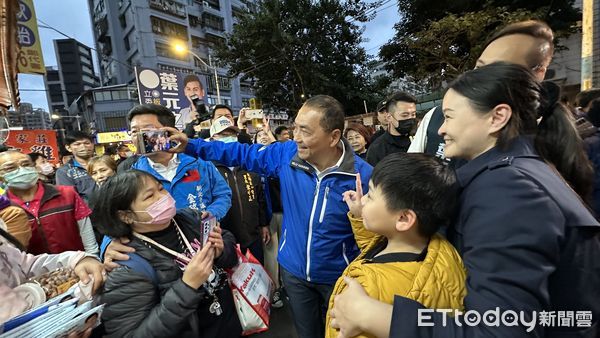 ▲▼  侯友宜回防新北掃市場拜票   。（圖／記者崔至雲攝）