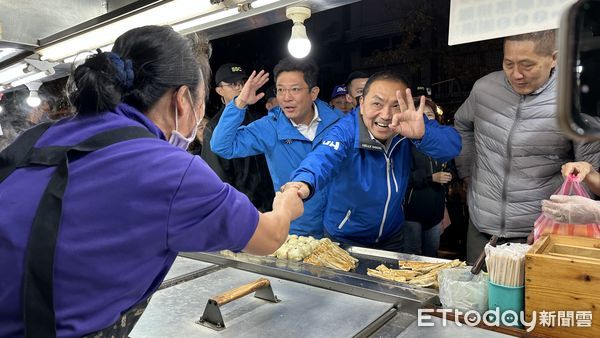 ▲▼  侯友宜回防新北掃市場拜票   。（圖／記者崔至雲攝）