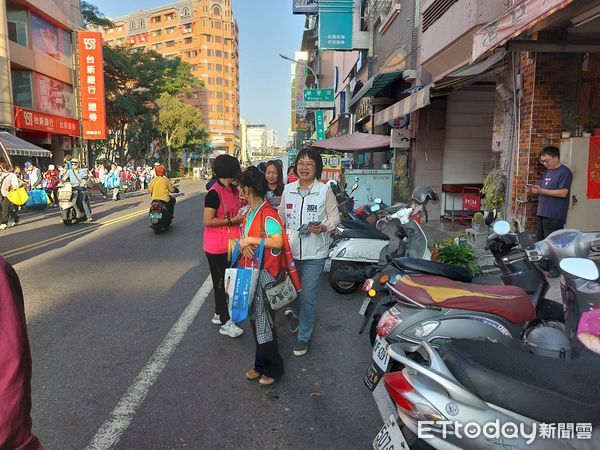 ▲中國國民黨黃健庭秘書長、侯友宜全國婦女後援會總會長陳怜燕，率領台南市婦女後援會總會長童小芸等姐妹，走進東區崇德市場，為侯友宜催票請託。（圖／記者林東良翻攝，下同）