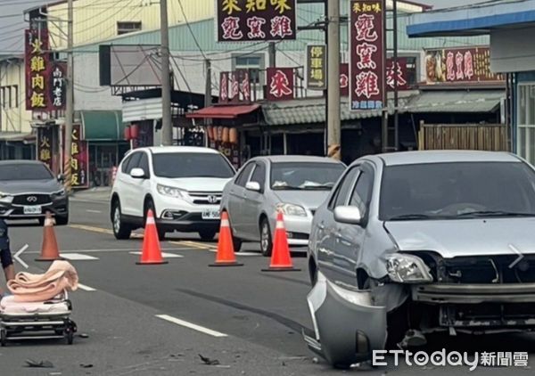 ▲▼  阿里山公路金蘭段機車跨越雙黃線發生車禍  。（圖／民眾提供）