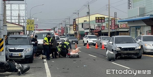 ▲▼  阿里山公路金蘭段機車跨越雙黃線發生車禍  。（圖／民眾提供）