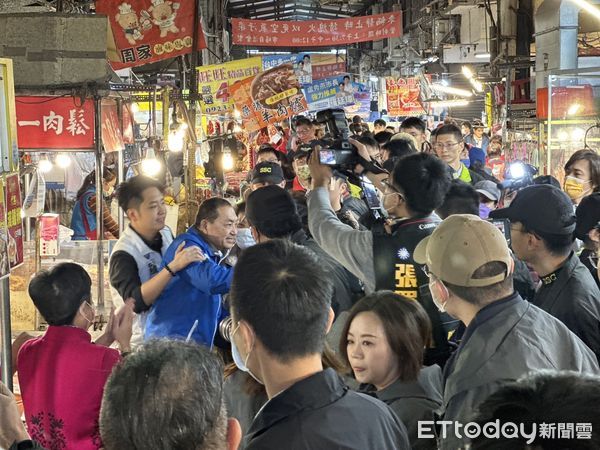 ▲▼侯友宜台中向上市場掃街拜票。（圖／記者許權毅攝）