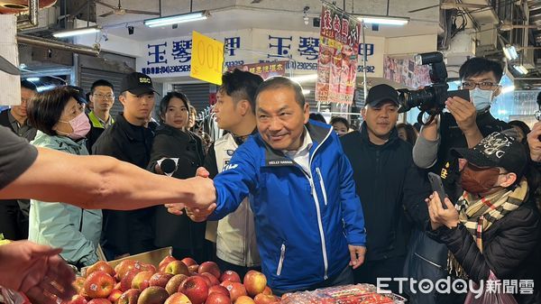 ▲▼侯友宜台中向上市場掃街拜票。（圖／記者許權毅攝）