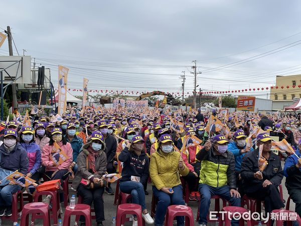 ▲▼3000人頂著寒風力挺顏寬恒，盧秀燕說，顏家在這些年為地方爭取200億建設。（圖／記者鄧木卿攝，下同）