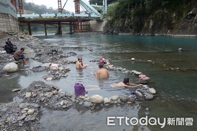 泡湯阿伯勸多吃飯「小到看不到」　苦主尬笑！一票嘆有夠冒犯