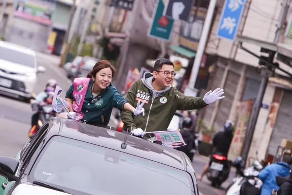 ▲▼新北市議員卓冠廷今（17）日上午以「后里女婿」身份陪同謝子涵掃街拜票。（圖／卓冠廷提供）