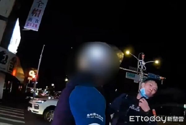 ▲過程中王男揮拳攻擊員警。（圖／桃園警分局提供）