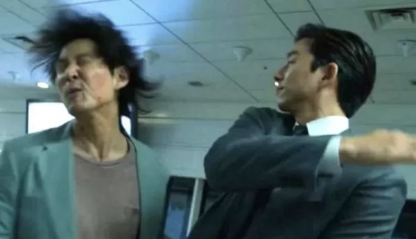 ▲孔劉在《魷魚遊戲》裡掌嘴李政宰，對方51歲生日時角色互換。（圖／翻攝自Netflix）