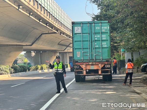 ▲▼ 蘆洲警方加強稽查大型車輛            。（圖／記者戴上容翻攝）