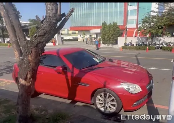 ▲▼  嘉義民雄工業區紅色跑車停好停滿   。（圖／記者翁伊森攝）