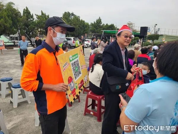 ▲台南藝術大學國樂系，於左鎮教會戶外廣場舉辦「藝術下鄉音樂會」，消防局第四大隊左鎮分隊，藉機宣導防火防災知識，並發送消防局2024年溫馨月曆。（圖／記者林東良翻攝，下同）