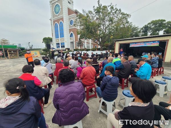 ▲台南藝術大學國樂系，於左鎮教會戶外廣場舉辦「藝術下鄉音樂會」，消防局第四大隊左鎮分隊，藉機宣導防火防災知識，並發送消防局2024年溫馨月曆。（圖／記者林東良翻攝，下同）