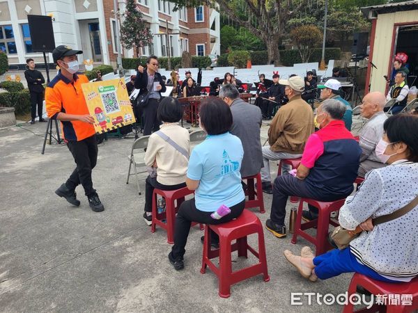 ▲台南藝術大學國樂系，於左鎮教會戶外廣場舉辦「藝術下鄉音樂會」，消防局第四大隊左鎮分隊，藉機宣導防火防災知識，並發送消防局2024年溫馨月曆。（圖／記者林東良翻攝，下同）