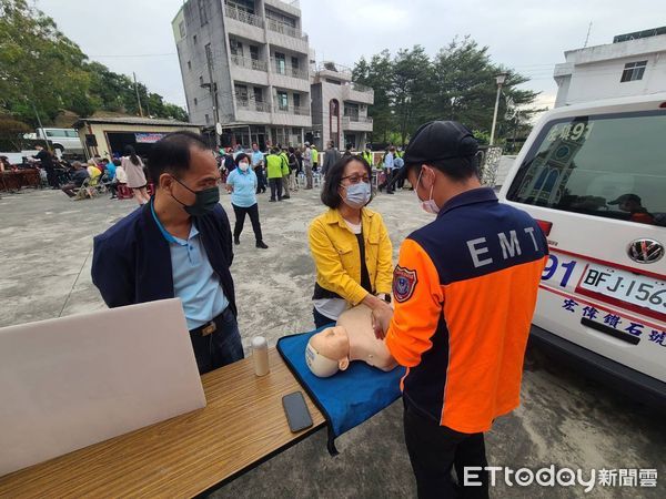 ▲台南藝術大學國樂系，於左鎮教會戶外廣場舉辦「藝術下鄉音樂會」，消防局第四大隊左鎮分隊，藉機宣導防火防災知識，並發送消防局2024年溫馨月曆。（圖／記者林東良翻攝，下同）