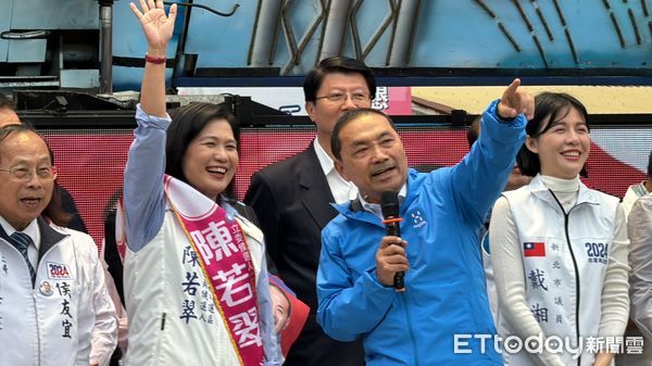 ▲▼ 侯友宜強守南台灣！現身高雄輔選小雞　支持者嗨喊「總統好！」。（圖／記者吳世龍攝）