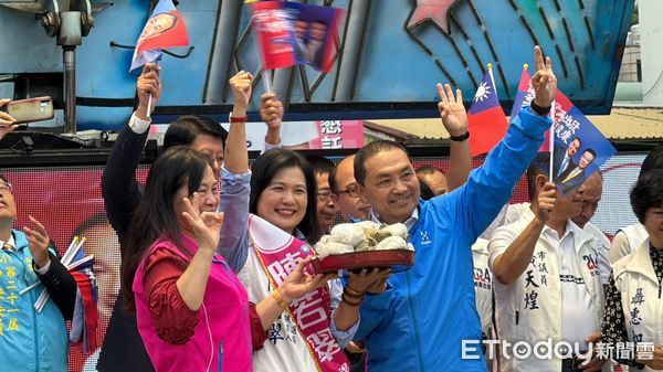 ▲▼ 侯友宜強守南台灣！現身高雄輔選小雞　支持者嗨喊「總統好！」。（圖／記者吳世龍攝）