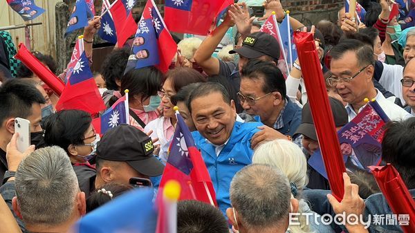 ▲▼ 侯友宜強守南台灣！現身高雄輔選小雞　支持者嗨喊「總統好！」。（圖／記者吳世龍攝）