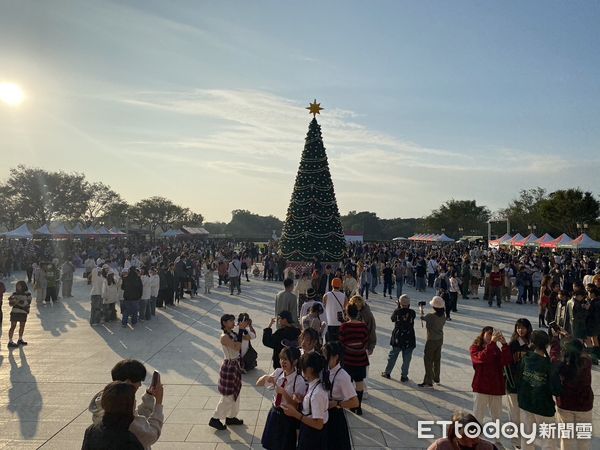 ▲奇美博物館「2023聖誕週末」盛大展開，今年活動主打「DISCO復古派對」，帶領民眾感受DISCO自信奔放的歡樂情境及「名琴饗宴」音樂會，首週吸客逾3萬人。（圖／記者林東良攝，下同）