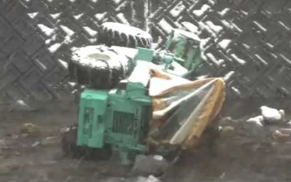 ▲▼日本一輛掃雪車意外掉入河床，導致64歲的男駕駛死亡。（圖／翻攝自X）