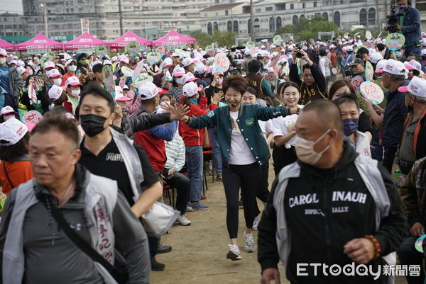 ▲總統賴清德、立委陳亭妃聯合競選總部成立大會，17日下午在安南區安中路與怡安路口舉辦，現場政治級巨星一次到位，現場萬人到場熱情支持。（圖／記者林東良翻攝，下同）