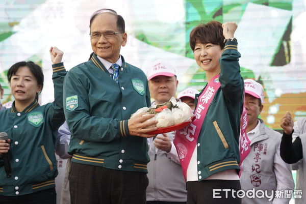 ▲總統賴清德、立委陳亭妃聯合競選總部成立大會，17日下午在安南區安中路與怡安路口舉辦，現場政治級巨星一次到位，現場萬人到場熱情支持。（圖／記者林東良翻攝，下同）