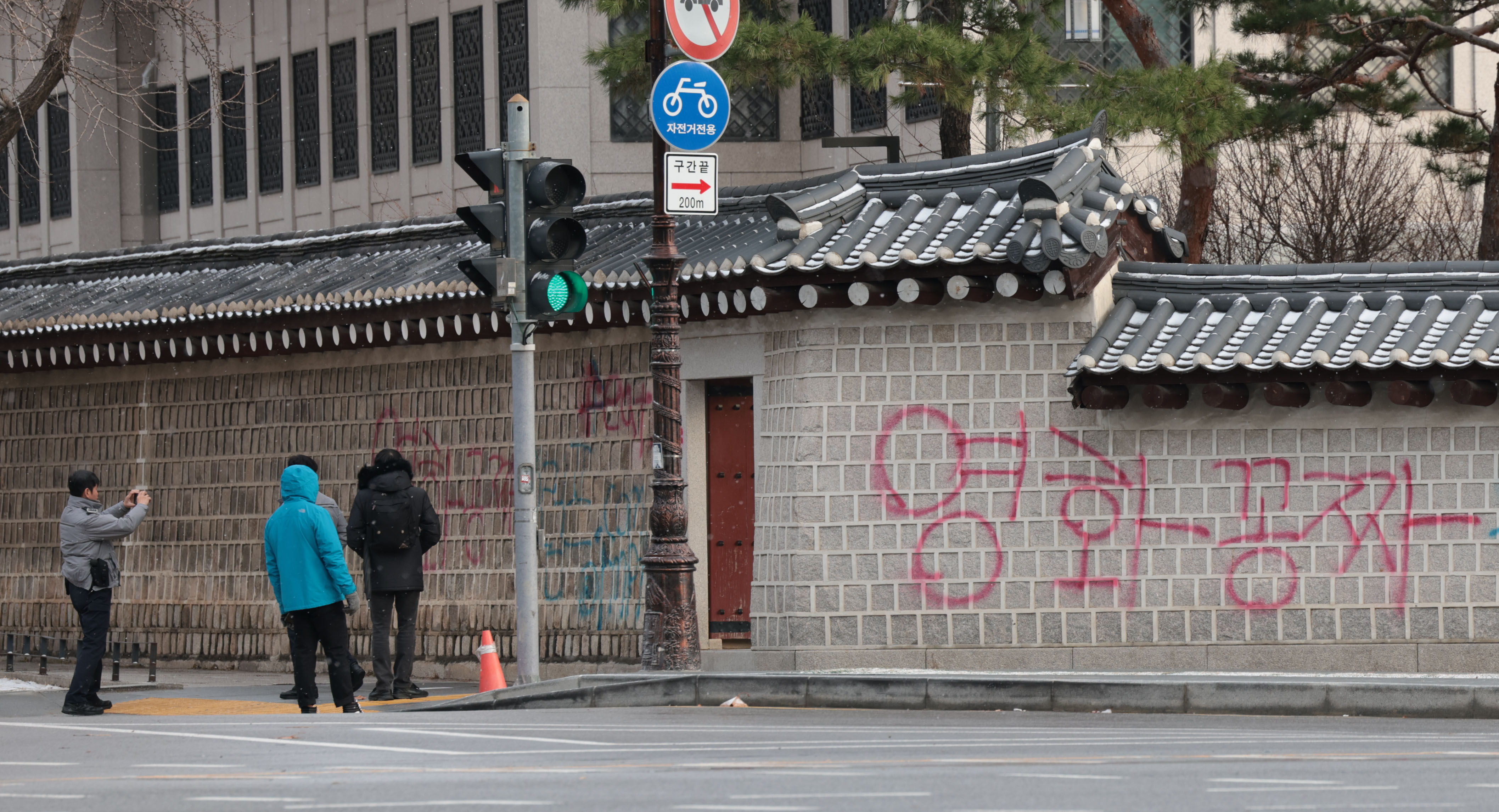 ▲▼南韓首爾景福宮迎秋門附近的宮牆16日凌晨遭人以噴漆塗鴉，寫下「電影免費」。（圖／達志影像）
