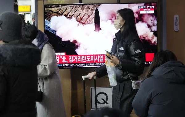 ▲▼12月18日，韓國首爾火車站的新聞播報北韓發射飛彈，並且播放了相關資料畫面。（圖／達志影像／美聯社）