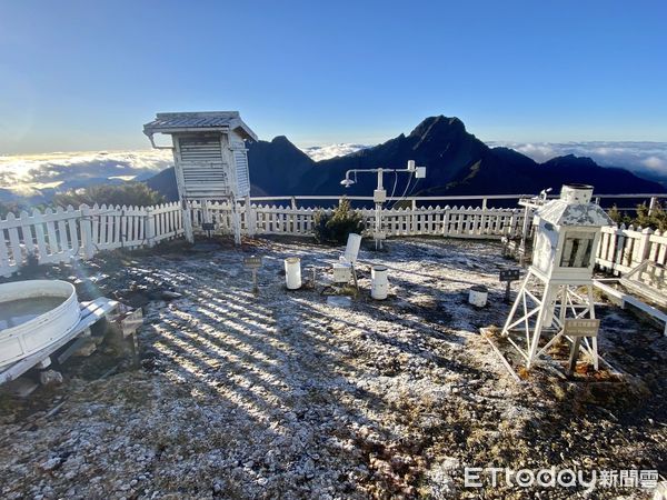 ▲▼玉山北峰12月18日，植物表面結霜。（圖／氣象署提供）