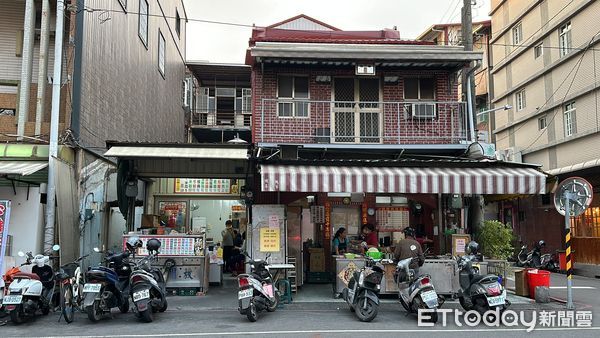 ▲▼高雄,岡山,維仁路,鍋燒麵一條街,鍋燒麵,台慶不動產,大家房屋,店面             。（圖／記者張雅雲攝）