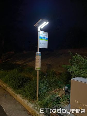 ▲台南市交通局開發輕巧的太陽能LED照明裝置，將陸續於全市約3500支公車站牌安裝，成為全國第一個全面點亮公車站牌的城市。（圖／記者林東良翻攝，下同）