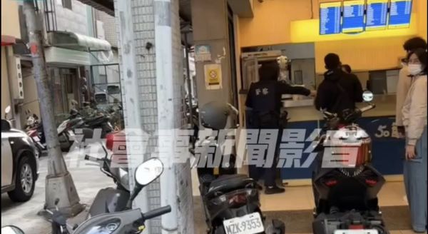 ▲▼高雄2警開警車違停買手搖飲慘了，先吞600元罰單。（圖／翻攝社會事新聞影音）