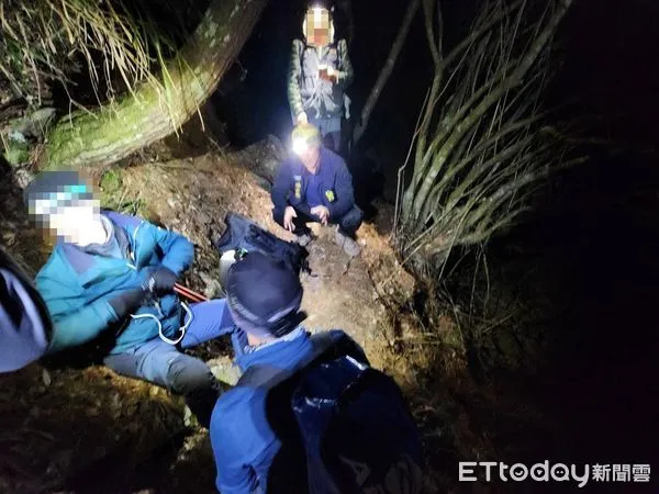 ▲▼寒流來襲登山客單攻武陵四秀的池有山右腳扭傷，雪霸警消冒5度c低溫救人。（圖／警方提供）