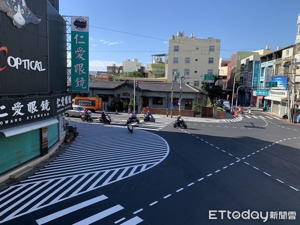 ▲彰化和美鎮六條通畫設車大槽化線惹議。（圖／記者唐詠絮翻攝）