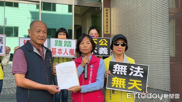 ▲王家貞和蔡育輝率支持群眾到台南市選委會抗議，並遞交抗議書，表達強烈不滿，要求中選會針對選罷法合憲與否公開明確說明。（圖／記者林東良翻攝，下同）