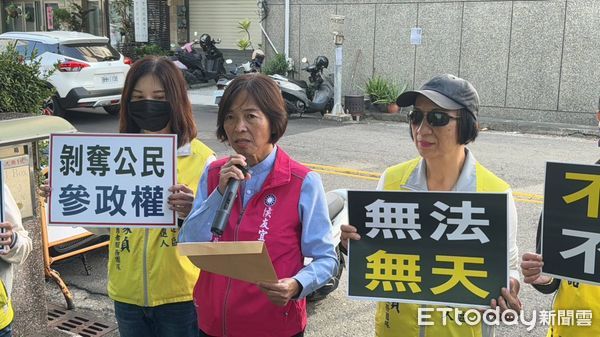 ▲王家貞和蔡育輝率支持群眾到台南市選委會抗議，並遞交抗議書，表達強烈不滿，要求中選會針對選罷法合憲與否公開明確說明。（圖／記者林東良翻攝，下同）