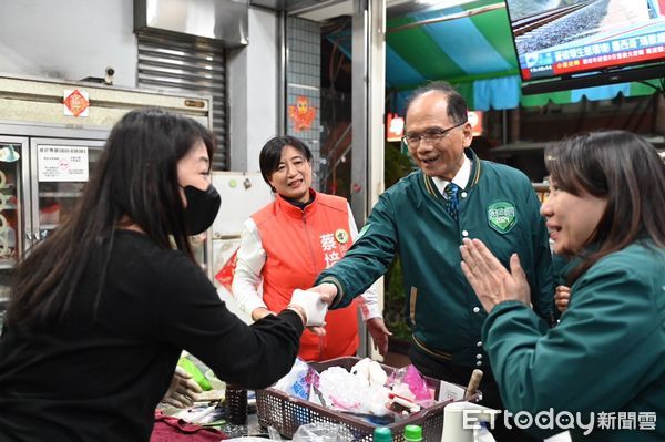 ▲立法院長游錫堃赴南投縣為綠委蔡培慧助選。（圖／蔡培慧競選辦公室提供，下同）