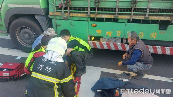 ▲機車騎士卡在車底，消防人員救援             。（圖／記者陳崑福翻攝）